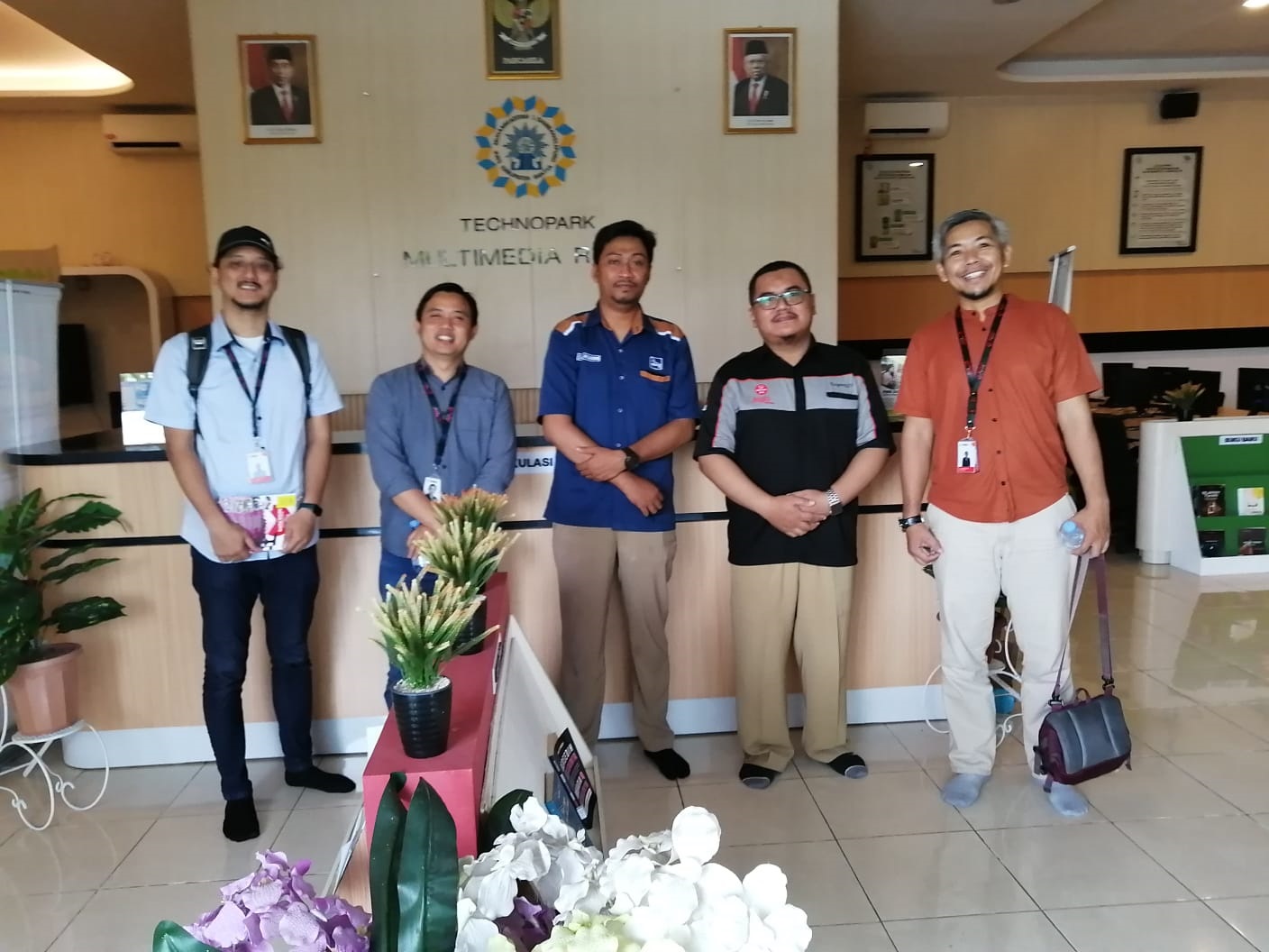 Membangun Komunikasi dengan SMK Mbali