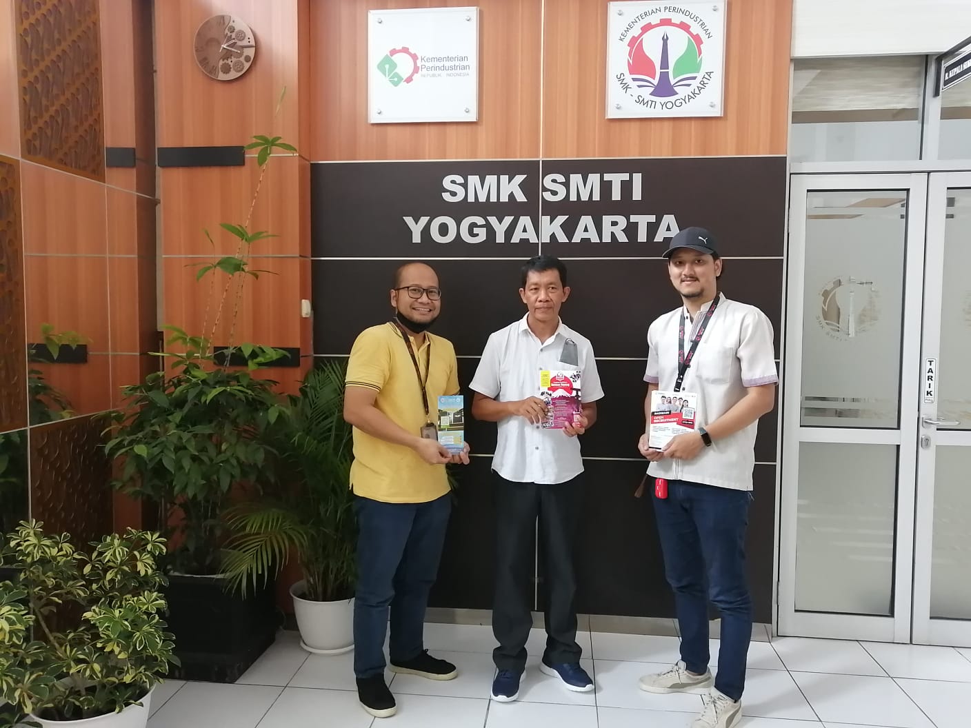 Membangun Komunikasi dengan SMK SMTI